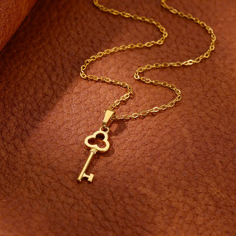 Colar Chave Dourada Feminina
